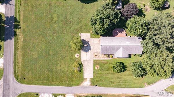 23611 Jenny LN, Jerseyville, IL 62052