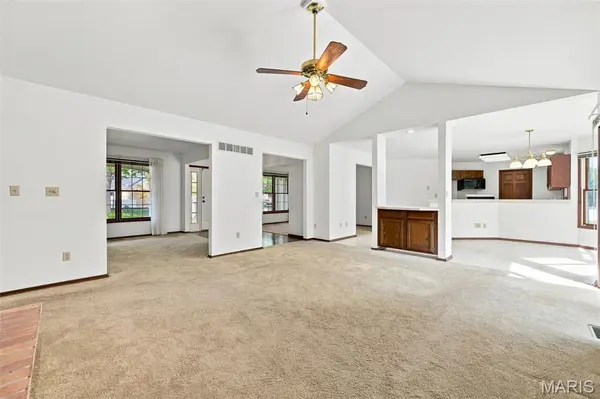 2098 Seven Oaks DR, St Charles, MO 63303