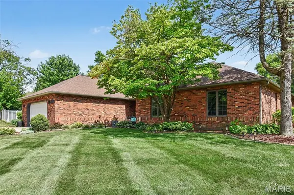 220 Lake Stratford DR, Fairview Heights, IL 62208