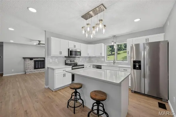 4741 Melissa Jo LN, St Louis, MO 63128