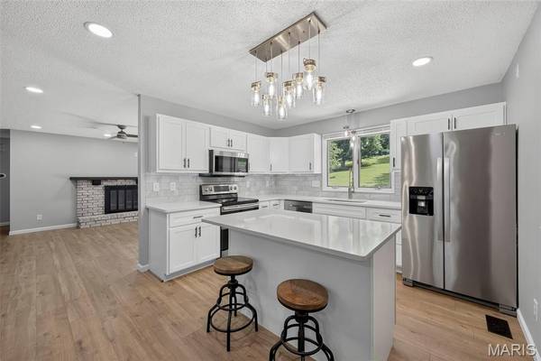 4741 Melissa Jo LN, St Louis, MO 63128