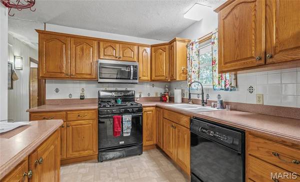 396 Walls Ford RD, St Clair, MO 63077