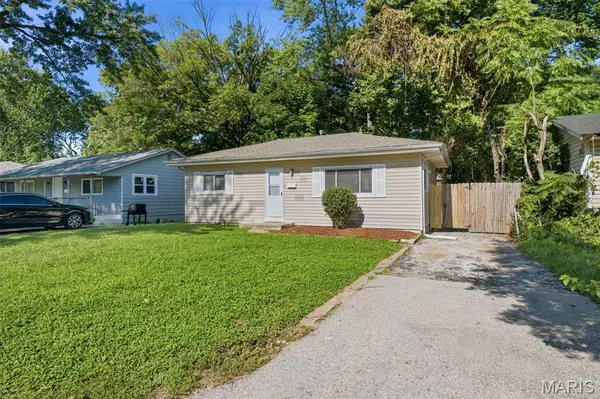 10537 Earl DR, St Louis, MO 63136