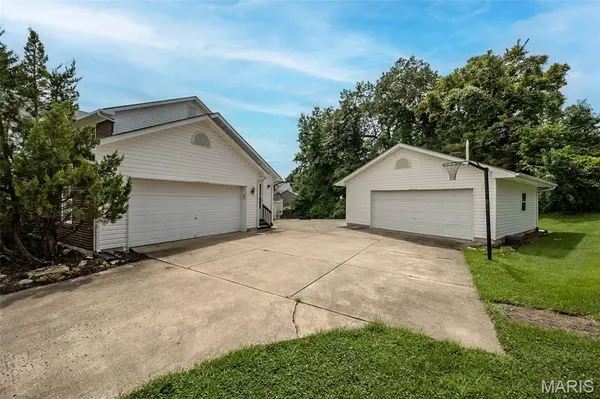 14 Ludwigs Oak CT, St Charles, MO 63303