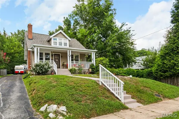 329 Stark CT, Webster Groves, MO 63119