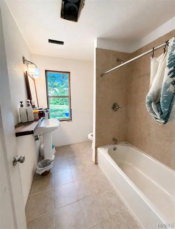 1023 Thomasville RD, Houston, MO 65483