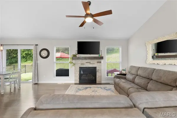 2127 Kuenzel DR, Washington, MO 63090