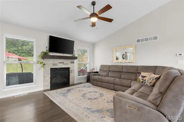 2127 Kuenzel DR, Washington, MO 63090