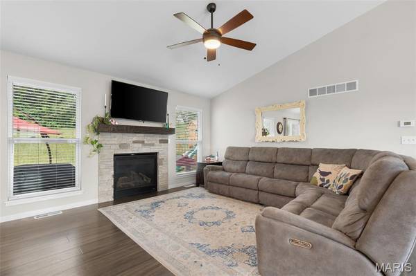 2127 Kuenzel DR, Washington, MO 63090