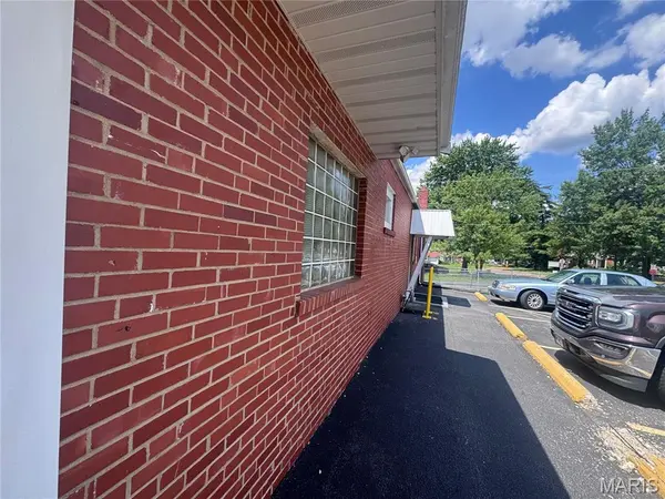 1917 N Hanley RD, St Louis, MO 63114