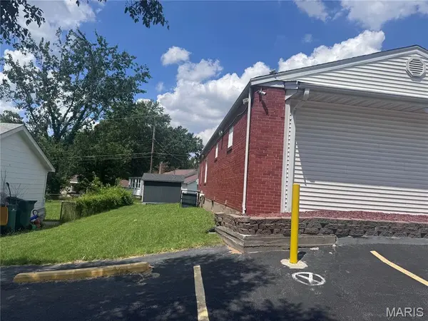 1917 N Hanley RD, St Louis, MO 63114