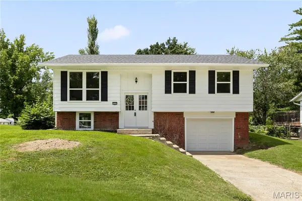 5702 Sir Galahad LN, Godfrey, IL 62035