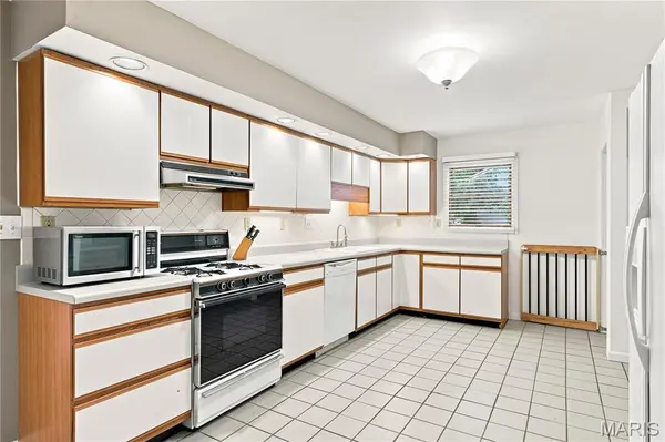 80 La Venta DR, Florissant, MO 63031
