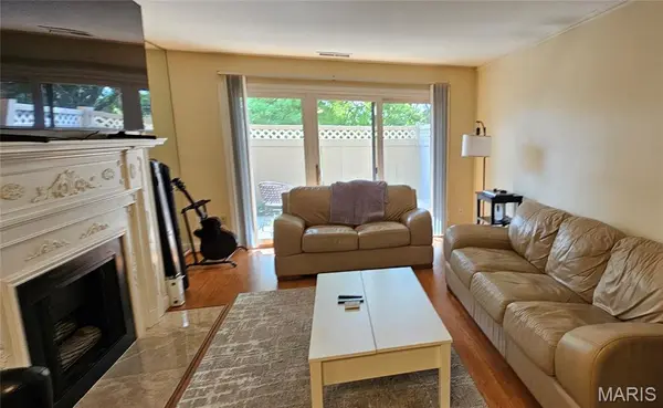 950 E. Rue De La Banque, Creve Coeur, MO 63141