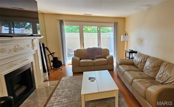 950 E. Rue De La Banque, Creve Coeur, MO 63141