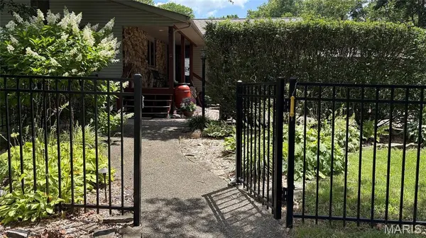 23036 Carlyle RD, Thompsonville, IL 62890