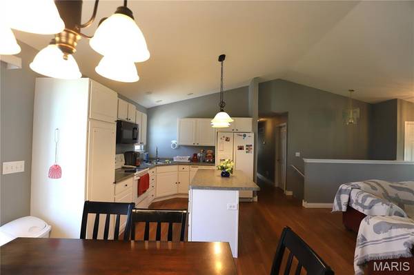 70 Swan LN, Farmington, MO 63640