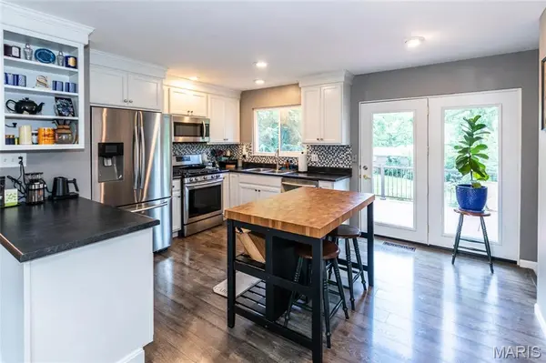 1215 Derbyshire DR, Ballwin, MO 63021