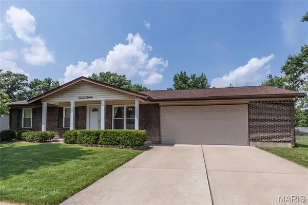 1215 Derbyshire DR, Ballwin, MO 63021