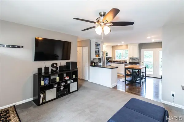 1215 Derbyshire DR, Ballwin, MO 63021