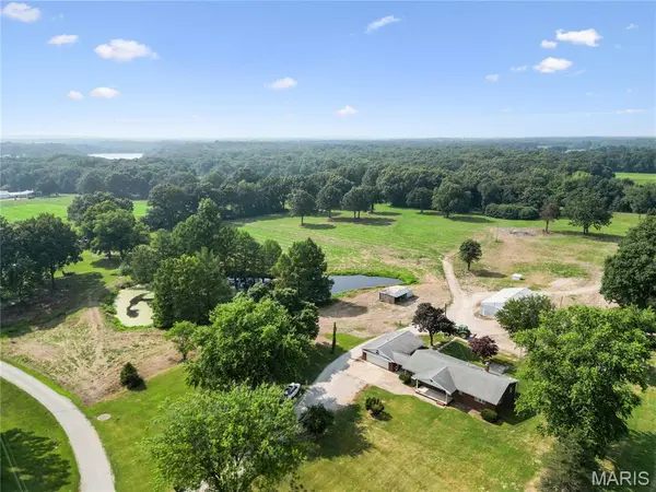 11 Lakecrest LN, Hillsboro, IL 62049