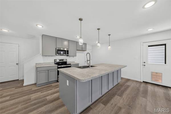 108 Tiber WAY, St Charles, MO 63301