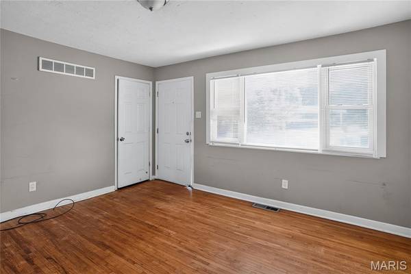 8441 Brotherton LN, St Louis, MO 63135