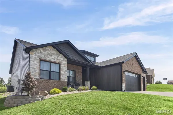 165 Stonebridge Bluff DR, Maryville, IL 62062