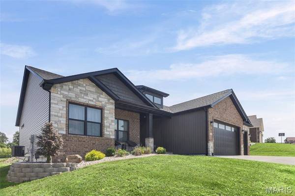 165 Stonebridge Bluff DR, Maryville, IL 62062