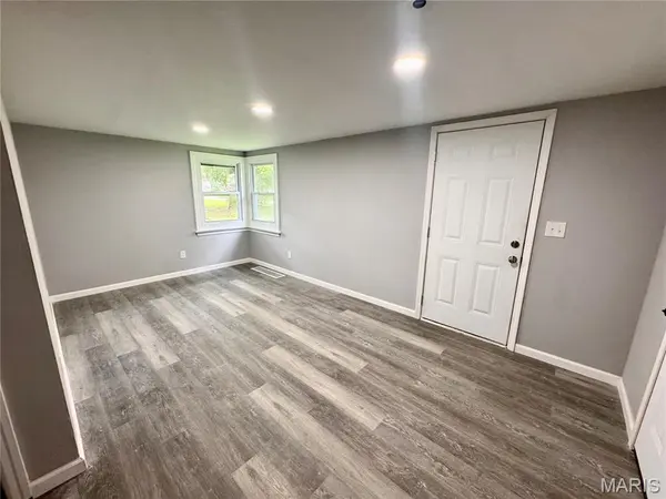 6 Irma LN, Fairview Heights, IL 62208