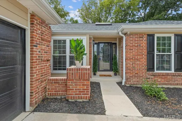 6 Shadow Creek DR, St Charles, MO 63376