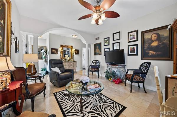 125 Warren Manor #B, Highland, IL 62249