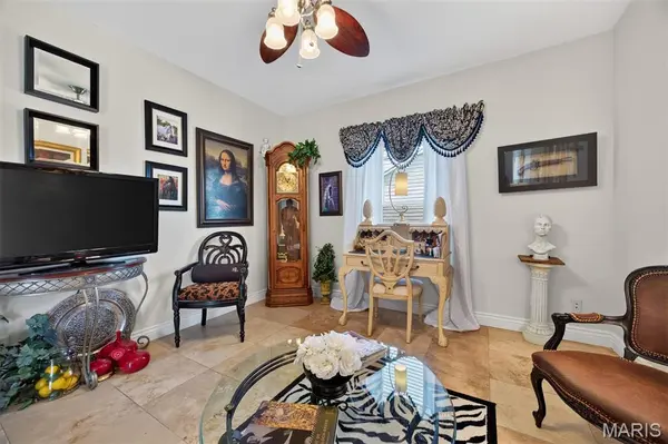 125 Warren Manor #B, Highland, IL 62249
