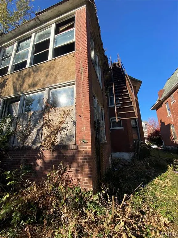 5038 Raymond AVE, St Louis, MO 63113
