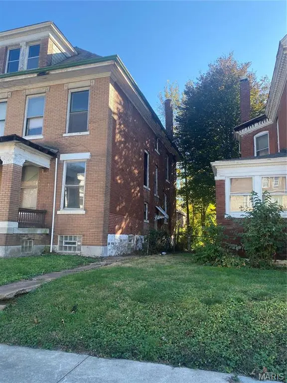 5038 Raymond AVE, St Louis, MO 63113