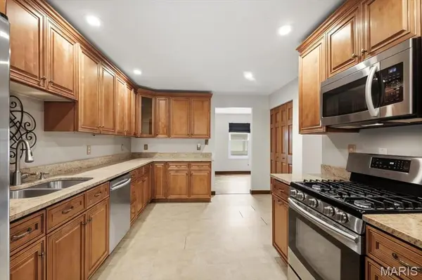13112 Royal Pines DR, Maryland Heights, MO 63146