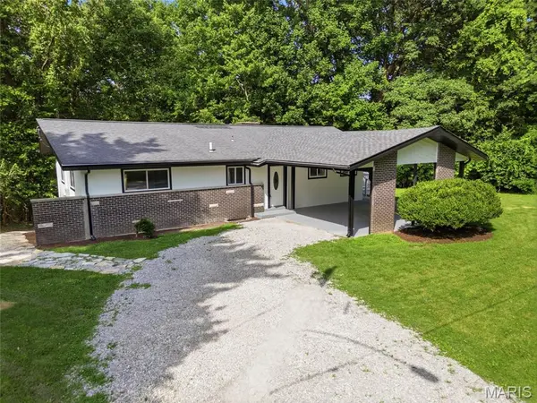 330 Hillwood DR, Belleville, IL 62223