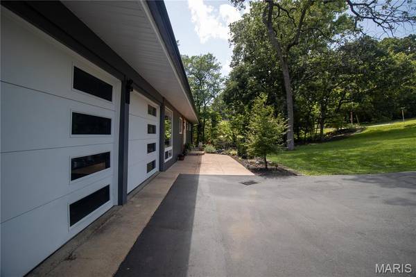 12212 Robyn RD, Sunset Hills, MO 63127