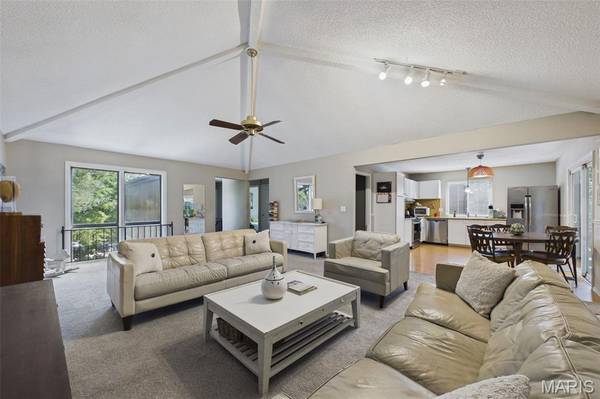 965 Beacon Woods CT, Ballwin, MO 63021