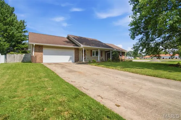 102 Irene DR, St Jacob, IL 62281