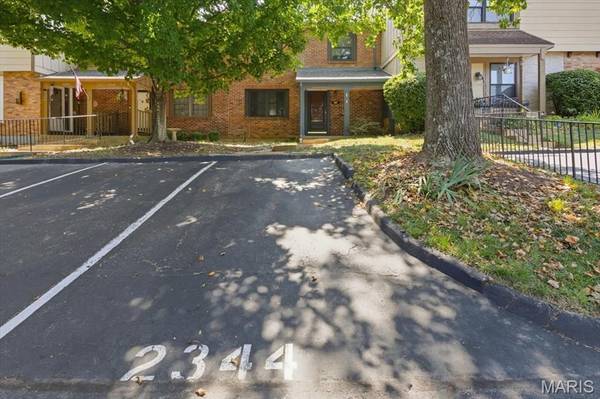 2344 Hidden Meadow LN, Ballwin, MO 63021