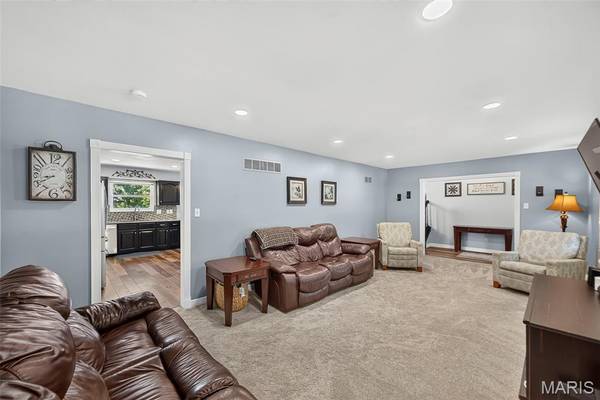 423 Ancestry DR, St Peters, MO 63376