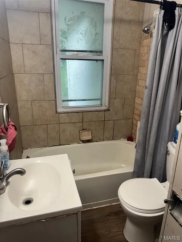 8833 Argyle AVE, St Louis, MO 63114