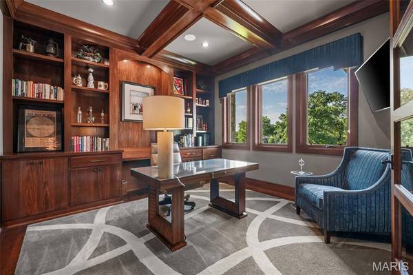 10 Sackston Woods LN, Creve Coeur, MO 63141