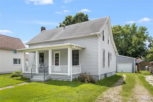 122 E Center ST, Brighton, IL 62012