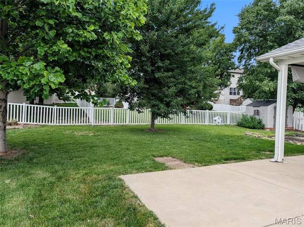 905 Lands End CIR, St Charles, MO 63304