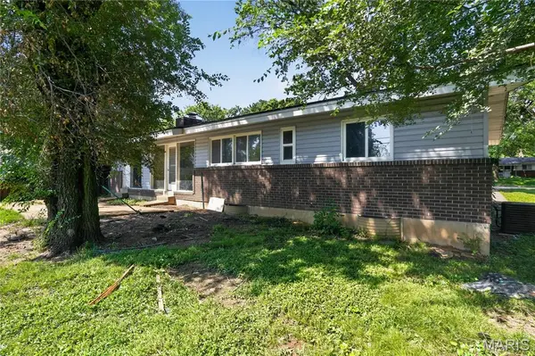 420 Waterford DR, Florissant, MO 63033