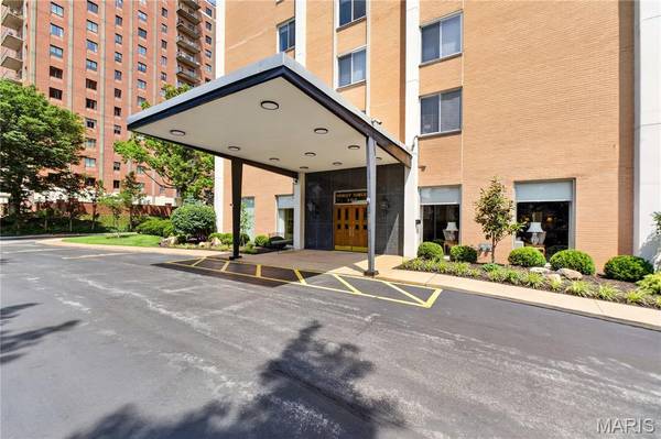 900 S Hanley RD #4C, Clayton, MO 63105