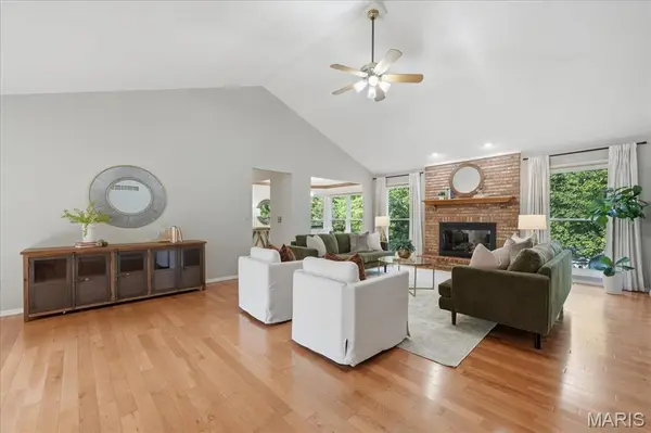 7806 Grantwood Oaks CT, Crestwood, MO 63123
