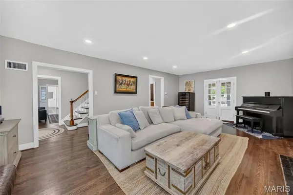 27 Ellsworth LN, Ladue, MO 63124